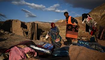 مغاربة ومساعدات بعد زلزال المغرب (فيليب لوبيز/ فرانس برس)