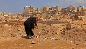 امرأة ناجية في درنة في ليبيا (كريم صاحب/ فرانس برس)