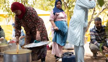 مغاربة وتحضير طعام في مخيم بعد زلزال المغرب (أليكسي روزنفلد/ Getty)