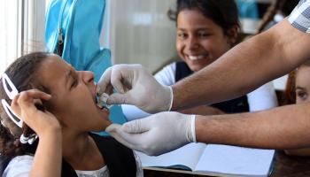 حملة تحصين سابقة ضد الكوليرا في العراق (حيدر محمد علي/ فرانس برس)