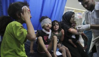 جرحى في مجمع الشفاء الطبي في غزة (علي محمود/ أسوشييتد برس)