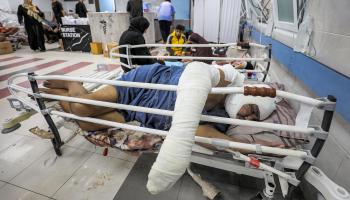 جرحى في مجمع الشفاء الطبي في غزة (داوود نمر/ فرانس برس)