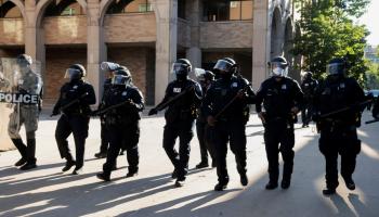 عناصر شرطة مكافحة الشغب أمام جامعة كاليفورنيا في سانتا كروز - الولايات المتحدة الأميركية - 31 مايو 2024 (إكس)