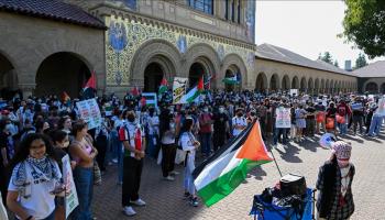 متظاهرون مؤيدون لفلسطين يقتحمون مكتب رئيس جامعة ستانفورد، في 5 يونيو (الأناضول)