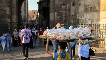 شاب يبيع الخبز في شوارع القاهرة/28 مايو 2024(خالد دسوق/Getty)