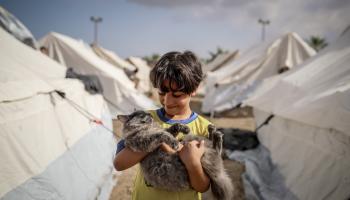 طفلٌ فلسطيني في مخيّم خانيونس بغزّة، 19 تشرين الأوّل أكتوبر 2023 (Getty)