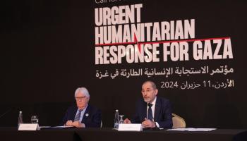 أيمن الصفدي (يمين) ومارتن غريفيث في مؤتمر الاستجابة الإنسانية لغزة، البحر الميت 11 يونيو 2024 (الخارجية الأردنية)