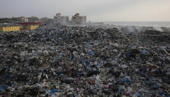 جبال من القمامة والمخلّفات (أشرف عمرة / Getty)