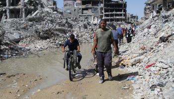 فلسطينيون في غزة، 19 يونيو 2024 (محمود عيسى/رويترز)