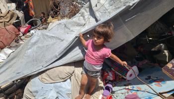 حرب غزة | طفل على أنقاض منزل في خانيونس 20/6/2024 (هاني الشاعر/الأناضول)