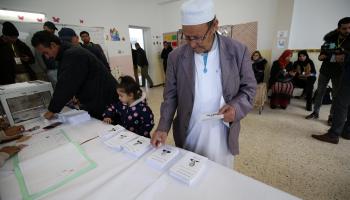 سباق الانتخابات الرئاسية الجزائرية/من عملية التصويت بانتخابات الرئاسة الجزائرية 2019 (فرانس برس)