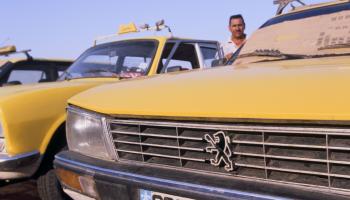 موقف للسيارات الأجرة في الجزائر، 3 أغسطس 2011 (Getty)