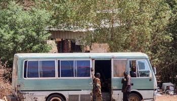 حرب السودان تفتيش حافلة عند حاجز للجيش، جنوبي الخرطوم، 24 مايو 2023 (Getty)