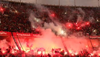 جماهير جزائرية تُشعل الشماريخ في ملعب ميلود هدفي يوم 3 يونيو/حزيران عام 2023 (بلال بن سالم/Getty)