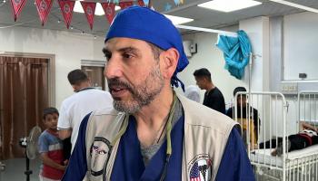 الطبيب الجراح الأميركي آدم حموي في مستشفى غزة الأوروبي - 17 مايو 2024 (أنس زياد فتيحة/ الأناضول)