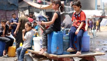 يشارك الأطفال في غزة في تأمين المياه بشكل يومي (عمر القطا/ فرانس برس)