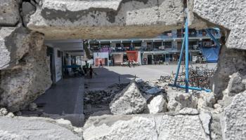 مدرسة تضررت وتحولت إلى مركز إيواء للنازحين في قطاع غزة وسط الحرب الإسرائيلية - خانيونس - 14 يونيو 2024 (عبد الرحيم الخطيب/ الأناضول)