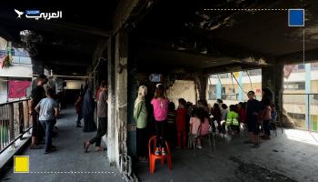 شاشة ملونة على حائط مدمر تفرح أطفالا بغزة