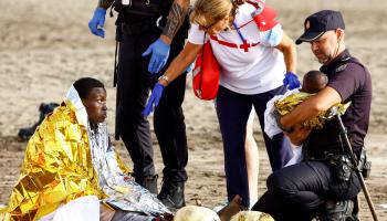 إسعاف مهاجرين في جزر الكناري - 19 يوليو 2024 (بورخا سواريث/ رويترز)