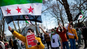 سوريون خلال تظاهرة في إسطنبول (ياسين أكجول/فرانس برس)