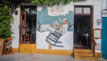رسم جداري لشخص يقرأ الصحيفة في مدينة قرطاجنة الكولومبية، (Getty)