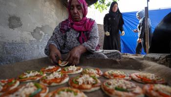 نازحة تخبز دير البلح غزة 18 مايو 2024(فرانس برس)
