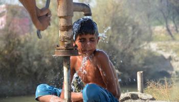طريقة للتخفيف من حدة موجات الحر على الأطفال - باكستان - 30 مايو 2024 (فدا حسين/ فرانس برس)
