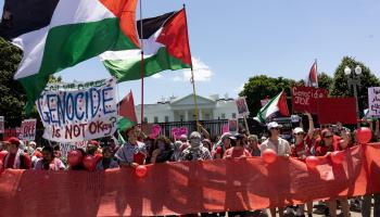 من مظاهرة أمام "البيت الأبيض" بواشنطن، احتجاجًا على دعم بايدن المستمر لـ"إسرائيل"، 8 تموز/ يونيو 2024  (Getty)