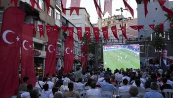 أثناء مشاهدة مباراة للمنتخب التركي خلال يورو 2024، إسطنبول - 18 يوليو 2024 (Getty)