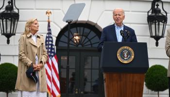 بايدن وزوجته جيل في البيت الأبيض، 4 يوليو 2024 (كايل مازا/الأناضول)