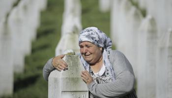 في مقبرة ضحايا مذبحة سربرنيتسا في البوسنة - 11 يوليو 2024 (سمير يورداموفيتش/ الأناضول)