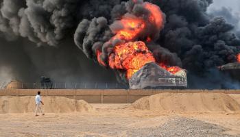 الحديدة اشتعال صهاريج تخزين النفط بسبب الغارات الإسرائيلية، ميناء الحديدة، 21 يوليو 2024 (فرانس برس)