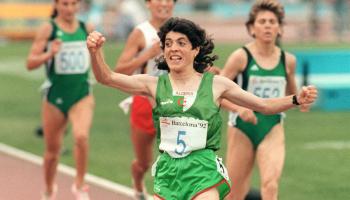 حسيبة بولمرقة صاحبة أول ذهبية للجزائر في الأولمبياد عام 1992 (جان لوب غوترو/فرانس برس)