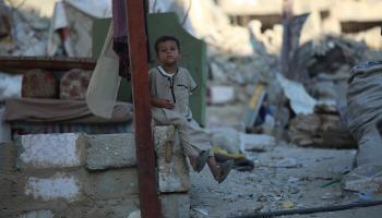 طفل فلسطيني وسط الأنقاض في خانيونس، 31 تموز/ يوليو 2024 (Getty)