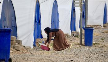 نازحة في مخيم الجدعة جنوب الموصل، في 29 إبريل 2024 (فرانس برس)