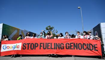 محتجون مناصرون لفلسطين يتظاهرون أمام مقر "غوغل" في كاليفورنيا، 14 مايو 2024 (طيفون كشكون/ الأناضول)
