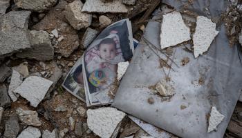 صور لطفل من بين حطام منزل دمره قصف إسرائيلي على علما الشعب، جنوب لبنان، 18 مايو 2024(Getty)