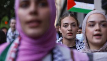 مظاهرة لطلاب مؤيدين لفلسطين خارج جامعة كولومبيا في مدينة نيويورك، 23 مايو 2024 (كينا بيتانكور/ فرانس برس)