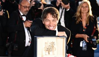 المخرج الأميركي شون بيكر بعد فوزه بالسعفة الذهبية في مهرجان كان السينمائي، نيويورك 25 مايو 2024 (Getty)