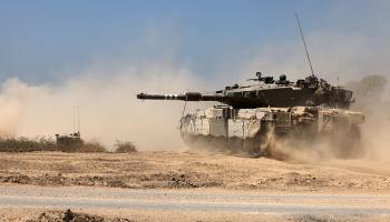 دبابات إسرائيلية متمركزة بالقرب من قطاع غزة / 2 يونيو 2024 (فرانس برس)