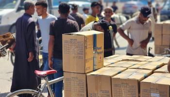 فلسطينيون يتلقون مساعدات أممية في خانيونس، في 5 يونيو 2024(الأناضول)