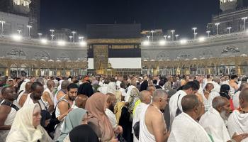 مسلمون يطوفون حول الكعبة في مكة المكرمة، 6 يونيو 2024 (الأناضول)