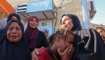 فلسطينيات يبكين ضحايا مجزرة النصيرات وسط قطاع غزة، 7 يونيو 2024 (Getty)