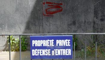 نقوش توابيت تحمل شعار "جنود فرنسيّون في أوكرانيا"، باريس 8 يونيو 2024 (جيفروي فان دير هاسيلت/ فرانس برس)