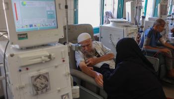 مريض يتلقى العلاج بمركز غسيل الكلى بمستشفى الشفاء بغزة، 11 يونيو 2024 (فرانس برس)