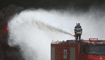 خلال إطفاء حريق مصفاة النفط في أربيل، في 13 يونيو 2024 (الأناضول)