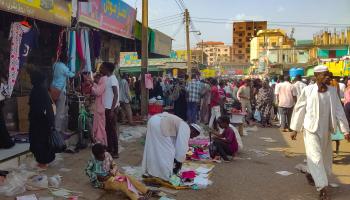 سوق ملابس شعبي في القضارف، السودان، 15 يونيو 2024 (فرانس برس)