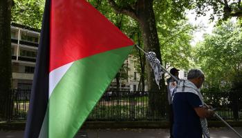 متظاهر يحمل علم فلسطيني في فرنسا، 15 يونيو 2024 (Getty)