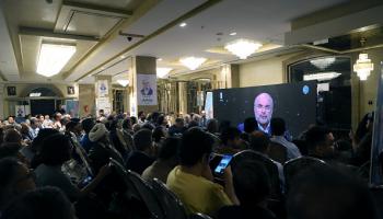 إيرانيون يتابعون من طهران المناظرة الثانية بين المرشحين، 20 يونيو 2024 (الأناضول)