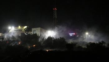 حريق بالقرب من قاعدة عوفريت العسكرية الإسرائيلية في القدس 26/6/2024 (سعيد قاق/الأناضول)